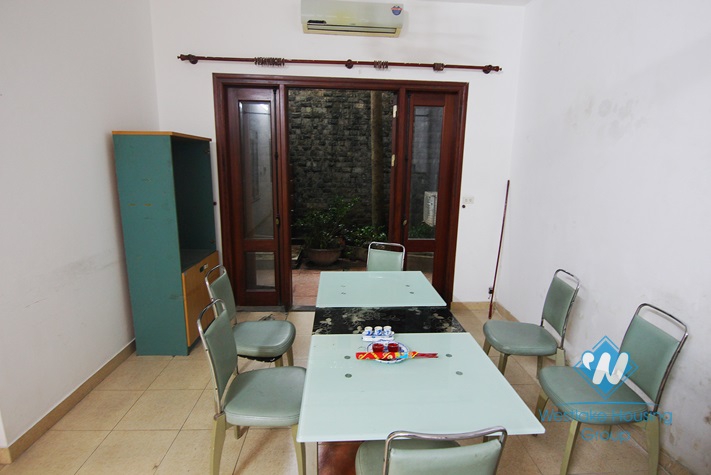 Unfurnished 4 bedrooms house with garage for rent in Xuan Dieu st, Tay Ho area.